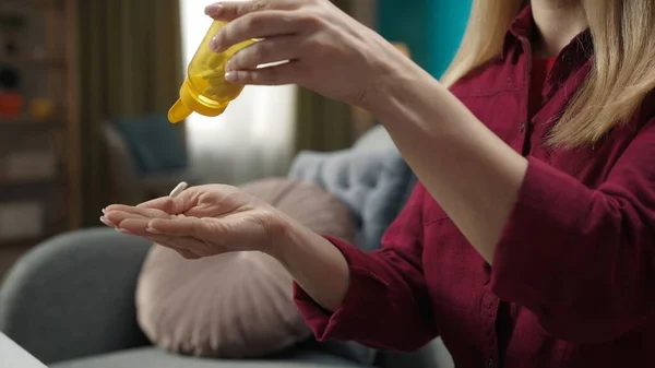 Close Shot Woman Model Sitting Sofa Holding Bottle Pouring Pills — Stock Photo, Image