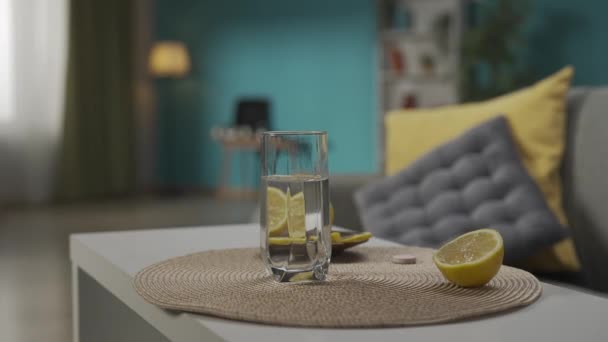 Tratamento Doenças Tiro Perto Copo Cheio Água Sobre Mesa Limão — Vídeo de Stock