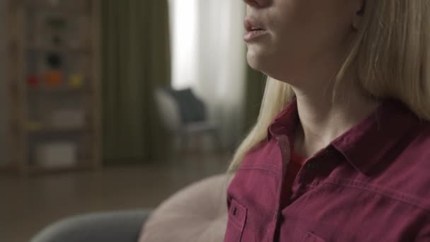Крупный План Взрослой Женщины Сидящей Диване Едва Дышащей Приступом Астмы — стоковое видео
