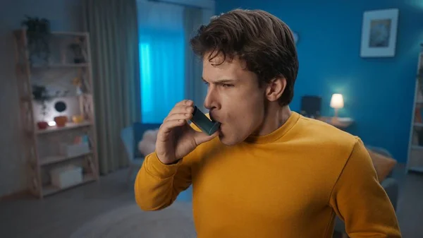 Mężczyzna Używa Inhalatora Astmy Salonie Domu Walcz Alergiami Astmą Koncepcja — Zdjęcie stockowe