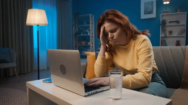 Kobieta Cierpi Atak Bólu Głowy Podczas Pracy Laptopie Siedząc Kanapie — Zdjęcie stockowe