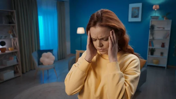 Mutsuz Üzgün Kadın Oturma Odasında Şiddetli Baş Ağrısı Çekerken Şakaklarına — Stok fotoğraf