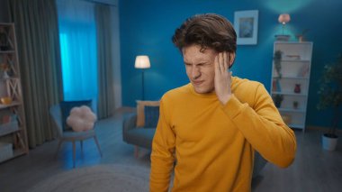 Mutsuz adam baş ağrısı nöbeti geçirirken elini şakağının üstünde tutar. Gerilim, migren, yorgunluk yüzünden insan kendini kötü hisseder. Ev hekimi konsepti