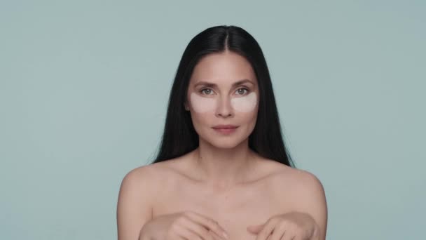 Brünette Frau Bei Der Gesichtspflege Eine Frau Berührt Die Hyaluron — Stockvideo