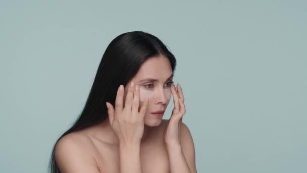 Femme Brune Faisant Des Procédures Soins Peau Faciale Une Femme — Video