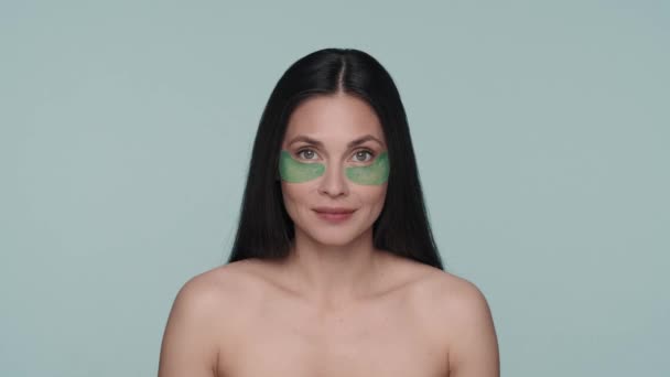 Porträt Einer Frau Mit Einem Grünen Hydrogelfleck Unter Den Augen — Stockvideo