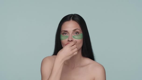 Frau Mit Hydrogelgrünen Flecken Unter Den Augen Und Roten Flecken — Stockvideo