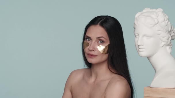 Portrait Woman Golden Patches Her Eyes Next Female Plaster Bust — Stock Video
