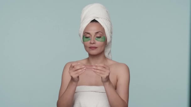 Duştan Sonra Banyo Havlularına Sarılmış Gözlerinin Altında Bantlarla Duştan Sonra — Stok video