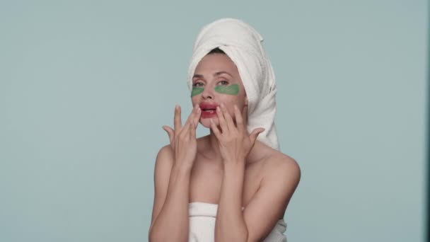 Une Femme Enveloppée Dans Des Serviettes Bain Après Une Douche — Video