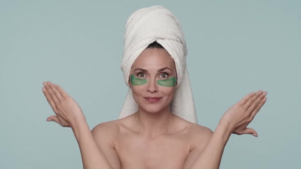 Una Donna Con Asciugamano Sulla Testa Toglie Mani Dal Viso — Video Stock