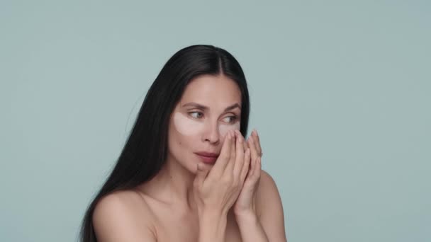 Mujer Morena Haciendo Procedimientos Cuidado Facial Piel Una Mujer Suaviza — Vídeos de Stock