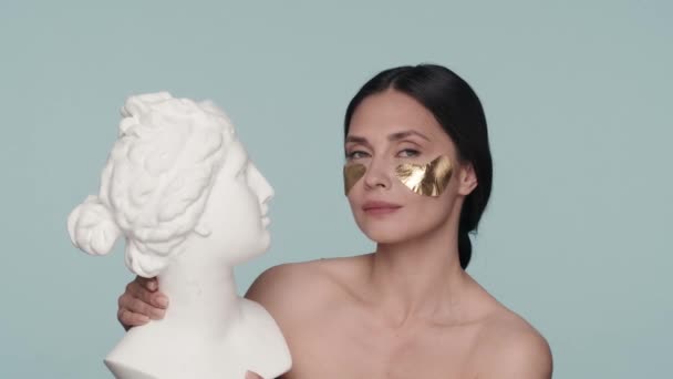 Profil Portretu Zapłodnionej Kobiety Złotymi Plamami Pod Oczami Trzymającej Tynk — Wideo stockowe