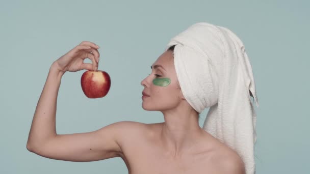 Seminude Γυναίκα Μια Πετσέτα Στο Κεφάλι Της Και Πράσινα Μπαλώματα — Αρχείο Βίντεο
