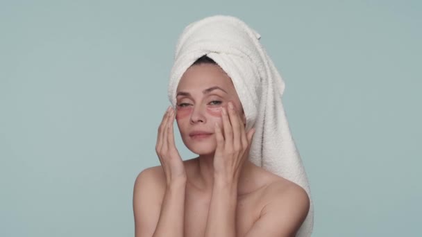 Een Vrouw Met Een Handdoek Haar Hoofd Doet Gezichtsverzorging Een — Stockvideo