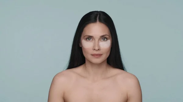 Mulher Morena Fazendo Procedimentos Cuidados Com Pele Facial Retrato Uma — Fotografia de Stock