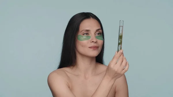 Kvinna Med Gröna Hydrogelplåster Ögonen Håller Ett Provrör Med Växt — Stockfoto
