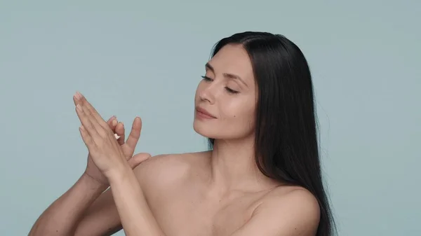 Kvinna Applicerar Gnider Krämen Huden Händerna Blå Bakgrund Begreppet Skönhet — Stockfoto