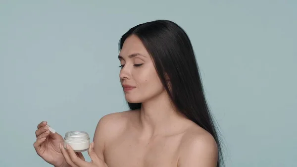 Crema Para Cuidado Piel Una Joven Seminude Mujer Sostiene Frasco — Foto de Stock