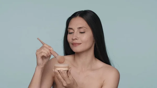Una Mujer Sumerge Cepillo Maquillaje Frasco Polvo Una Mujer Con — Foto de Stock