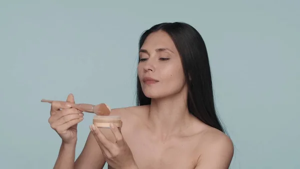 Una Mujer Sumerge Cepillo Maquillaje Frasco Polvo Una Mujer Con —  Fotos de Stock