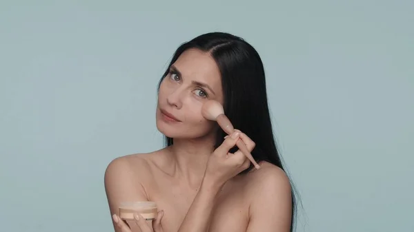 Proceso Aplicación Maquillaje Una Mujer Que Usa Cepillo Maquillaje Aplica —  Fotos de Stock