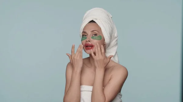 Duştan Sonra Banyo Havlularına Sarılmış Bir Kadın Gözlerinin Altında Bantlarla — Stok fotoğraf