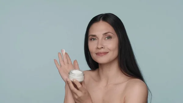 Creme Zur Hautpflege Eine Brünette Frau Trägt Creme Auf Ihre — Stockfoto