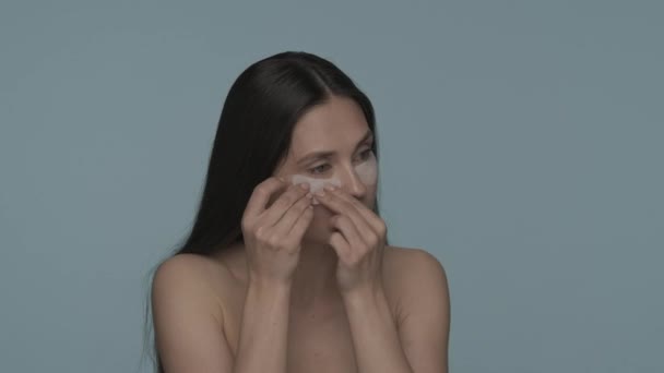 Brünette Frau Bei Der Gesichtspflege Eine Frau Trägt Hyaluron Flecken — Stockvideo