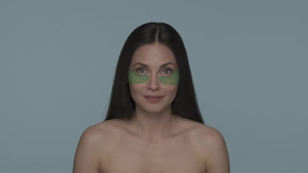 Ritratto Donna Seminuda Con Macchie Verdi Idrogel Sotto Gli Occhi — Video Stock