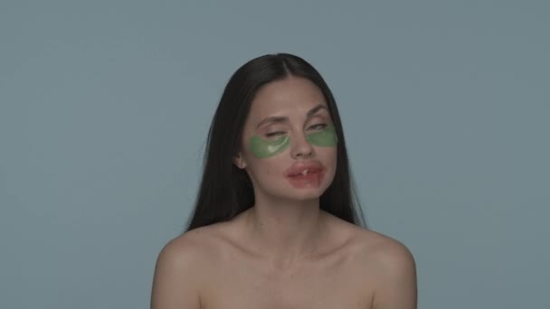 Mulher Morena Fazendo Procedimentos Cuidados Com Pele Facial Mulher Com — Vídeo de Stock