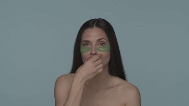 Gözlerinin Altında Hidrojel Yeşili Bantlar Stüdyoda Dudaklarında Kırmızı Lekeler Olan — Stok video