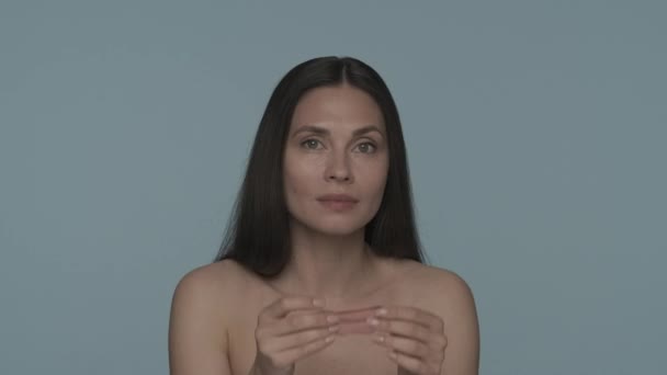 Brünette Frau Bei Der Gesichtspflege Eine Frau Klebt Rote Hydrogelflecken — Stockvideo