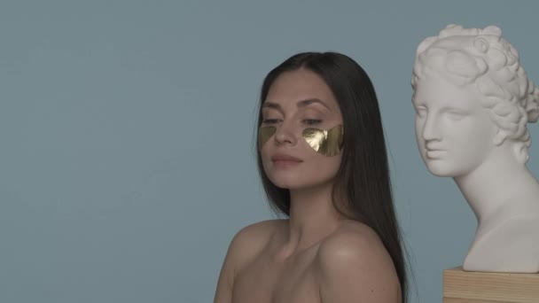 Retrato Uma Mulher Seminua Com Manchas Douradas Sob Seus Olhos — Vídeo de Stock