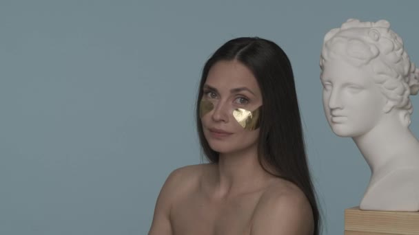 Retrato Una Mujer Con Manchas Doradas Bajo Sus Ojos Junto — Vídeos de Stock