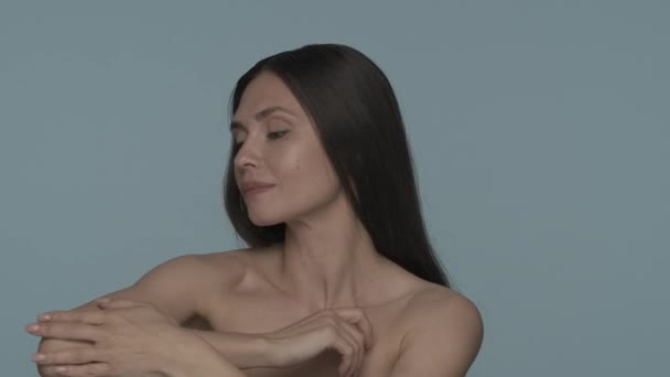 Portrét Semenné Ženy Ateliéru Modrém Pozadí Zblízka Žena Ráda Sametovou — Stock video