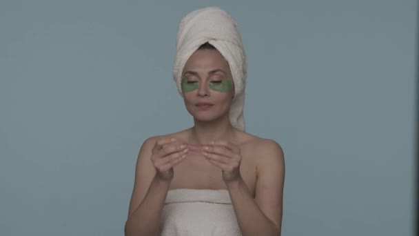 Uma Mulher Envolta Toalhas Banho Após Banho Com Manchas Douradas — Vídeo de Stock