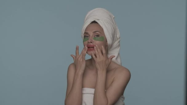 Uma Mulher Envolta Toalhas Banho Após Banho Com Manchas Sob — Vídeo de Stock