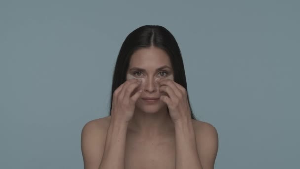 Ritratto Donna Seminuda Con Macchie Ialuroniche Sotto Gli Occhi Sfondo — Video Stock