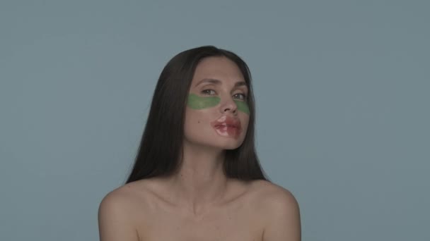 Брюнетка Проводит Процедуры Уходу Кожей Лица Женщина Гиалуроническими Зелеными Пятнами — стоковое видео
