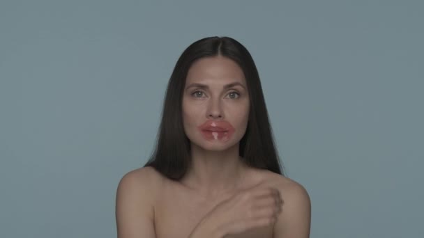 배경에 스튜디오에서 그녀의 입술에 Hyaluronic 패치와 세미나 여자의 초상화 클로즈업 — 비디오