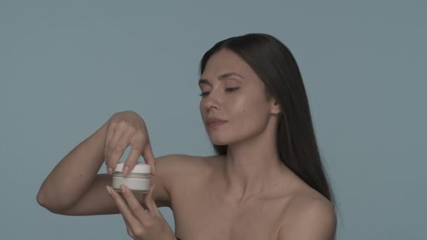 Crème Pour Les Soins Peau Une Séminude Dévisse Couvercle Sur — Video