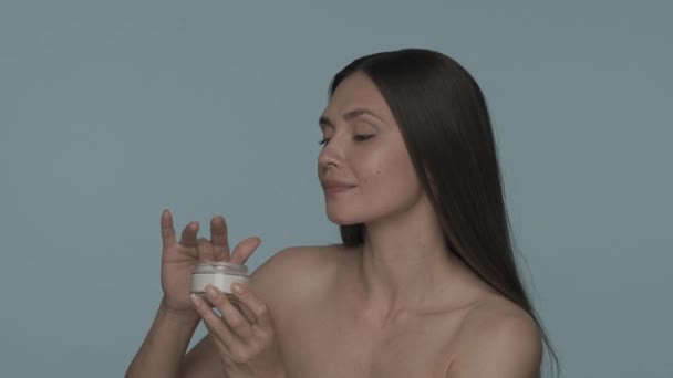 Κρέμα Για Περιποίηση Δέρματος Μια Σεμνή Γυναίκα Βουτάει Δάχτυλά Της — Αρχείο Βίντεο