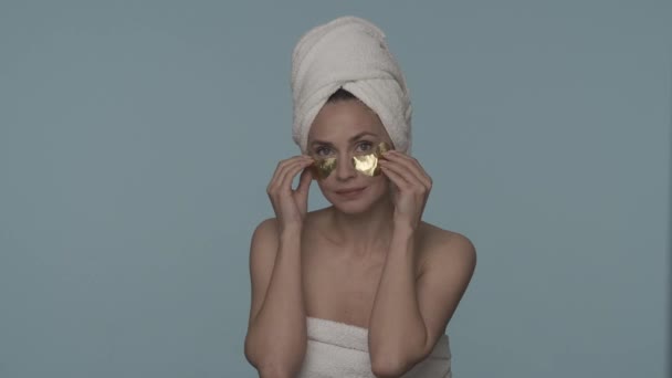 Retrato Una Mujer Envuelta Toallas Baño Blancas Aisladas Sobre Fondo — Vídeo de stock
