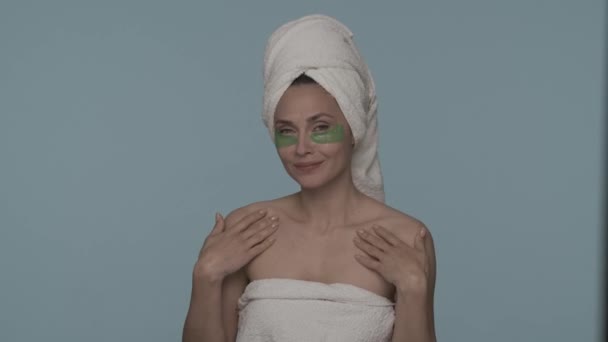 Eine Frau Nach Der Dusche Badetücher Gehüllt Mit Augenklappen Auf — Stockvideo