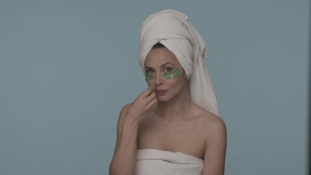 Uma Mulher Remove Manchas Hidrogel Seus Lábios Pele Sob Seus — Vídeo de Stock