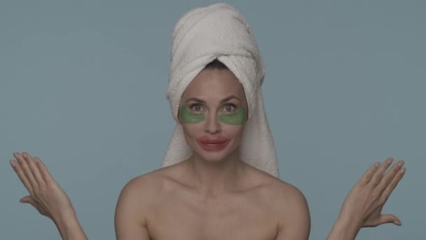 Жінка Рушником Голові Знімає Руки Обличчя Відкриваючи Жіночі Косметичні Процедури — стокове відео