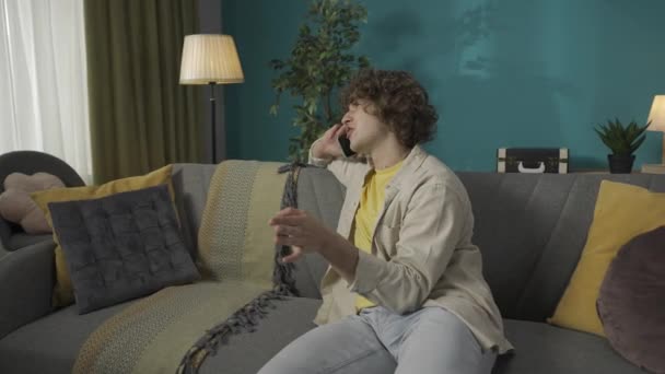 Portrét Mladého Muže Neformálním Oblečení Který Sedí Pohovce Obývacím Pokoji — Stock video