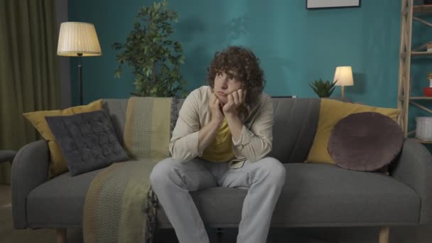 Yakın Plan Rahat Oturma Odasındaki Kanepede Oturan Bir Şeyler Düşünen — Stok video