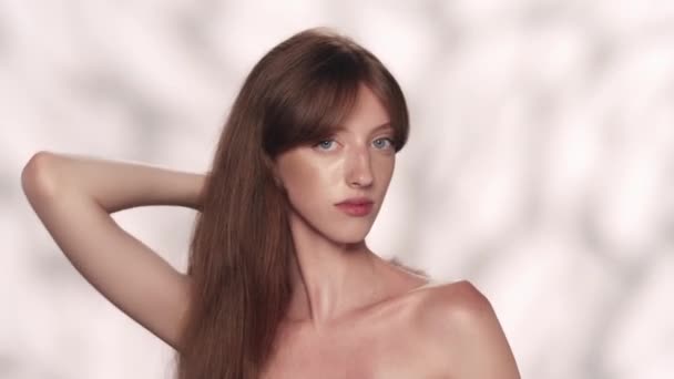 Портрет Красивої Жіночої Моделі Крупним Планом Знімок Дівчини Торкається Довгого — стокове відео